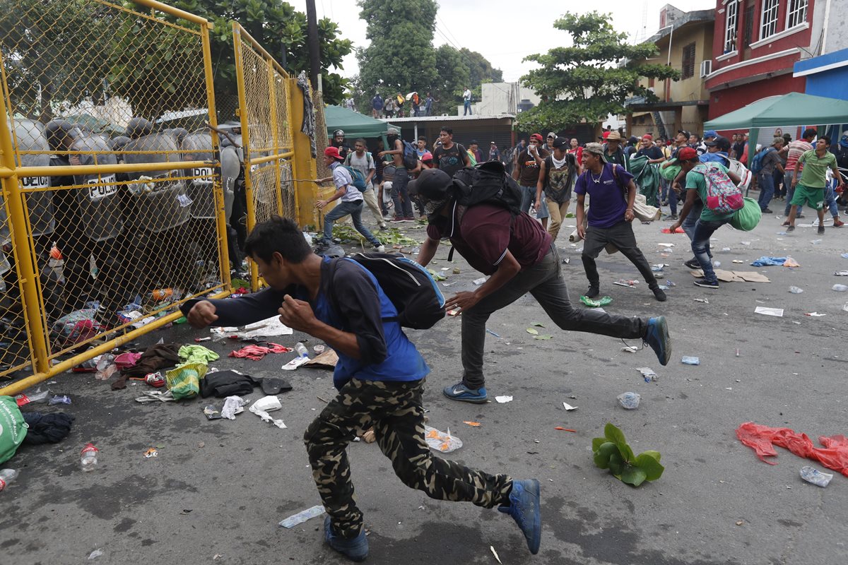 Este es el segundo grupo de migrantes centroamericanos que se organizó para pasar hacia México.