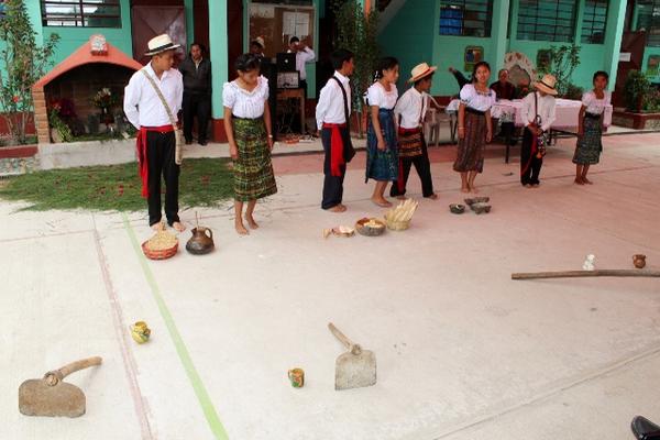 Estudiantes durante la conmemoración. (Foto Prensa Libre: Óscar Figueroa)