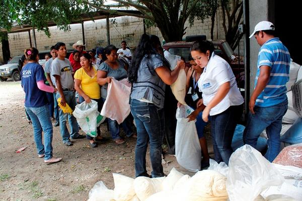 Los alimentos fueron entregados por personal de la Secretaría de Seguridad Alimentaria y Nutricional y del Ministerio de Agricultura. (Foto Prensa Libre: Carlos Grave)<br _mce_bogus="1"/>