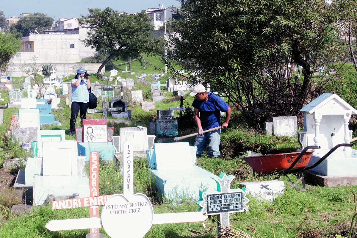 Personal del cementerio general de Quetzaltenango sepulta el cadáver de la mujer que no identificado. (Foto Prensa Libre: Carlos Ventura)