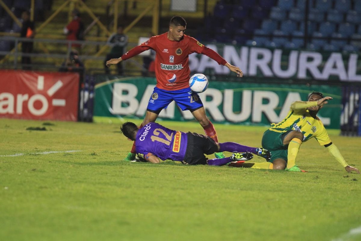 Paulo Motta brindó seguridad en la portería roja.