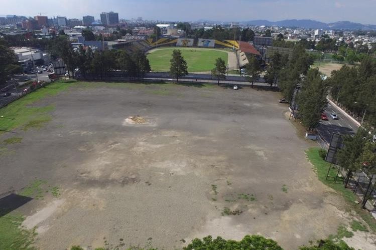 Vista panorámica del Estadio del Ejército y terrenos anexos, alquilados por el IPM a la empresa Futeca por 50 años. (Foto Prensa Libre: Hemeroteca PL)