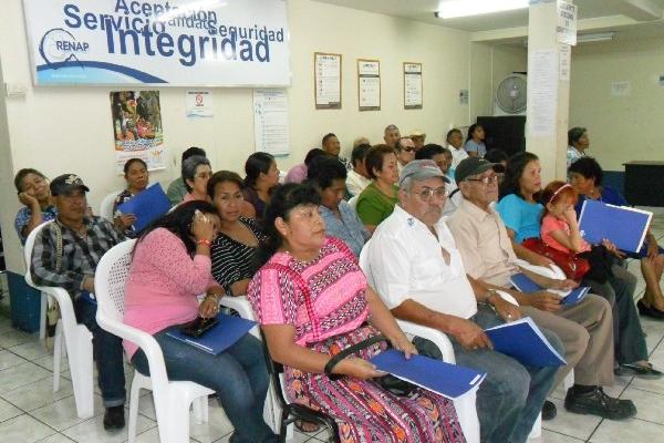 Personas mayores de 40 años  tramitan su DPI en Panajachel, Sololá.