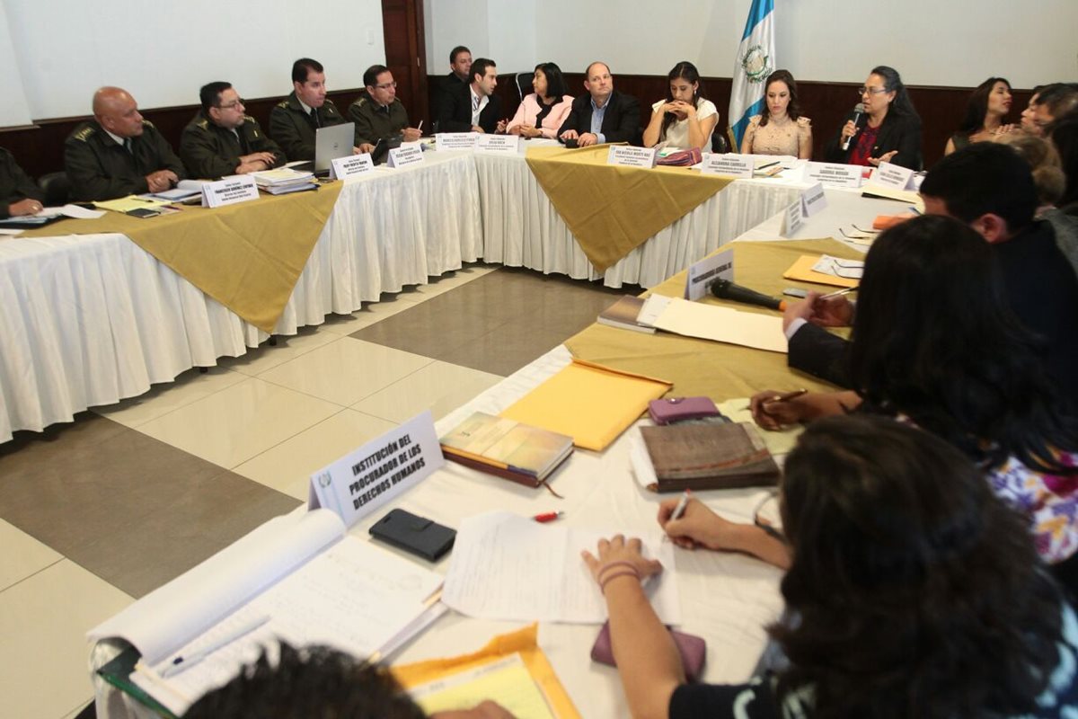 La Comisión de la Juventud escucha a personeros del Ejército y el Instituto Adolfo V. Hall. (Foto Prensa Libre: Álvaro Interiano)