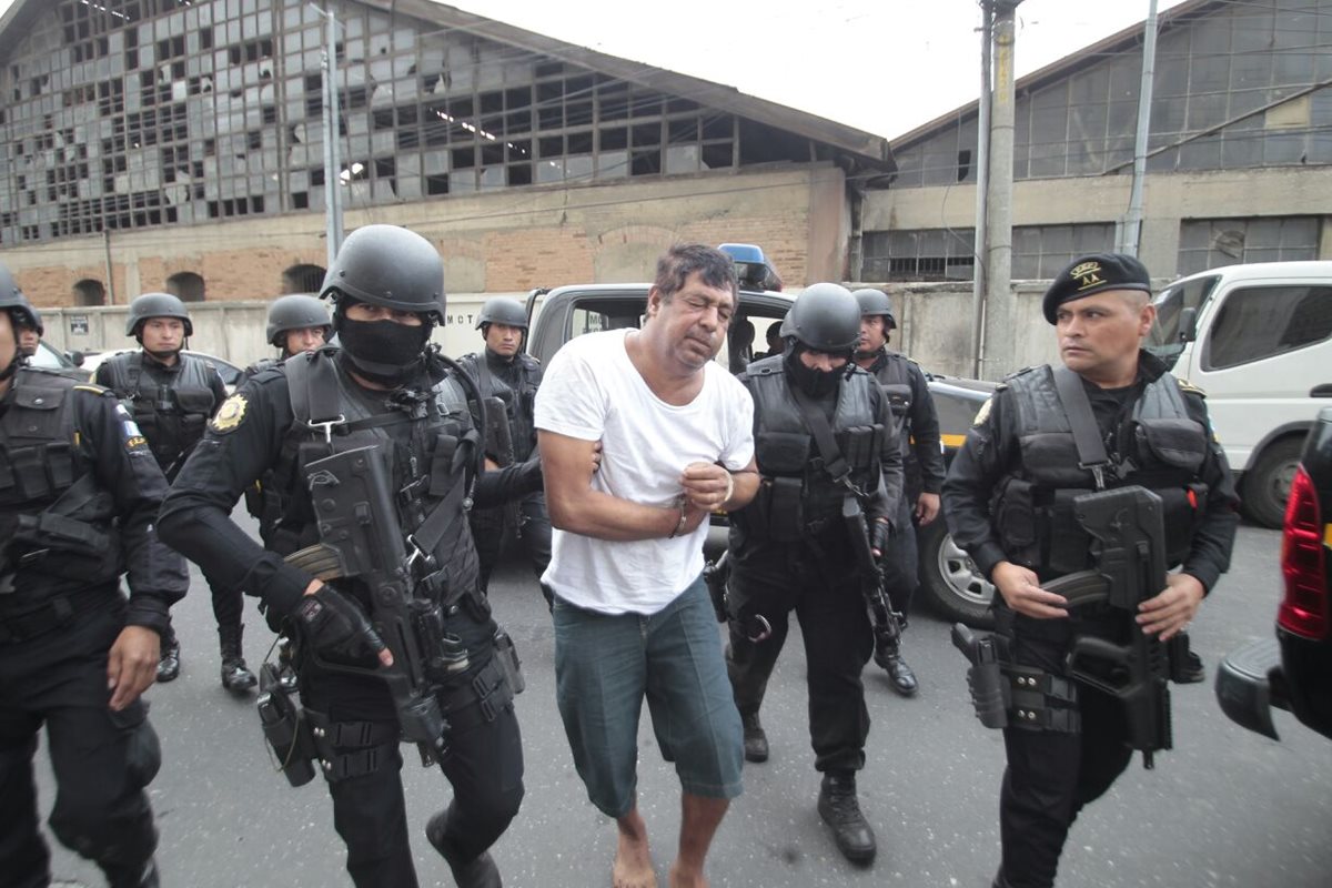 Las fuerzas de seguridad trasladaron al presunto narco a la Torre de Tribunales en la capital. (Foto Prensa Libre: É. Ávila)