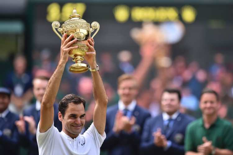 El tenista suizo Roger Federer celebra su título 19 de Grand Slam. (Foto Prensa Libre: AFP)