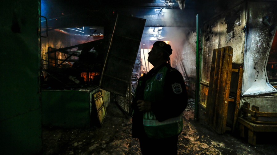 Incendio consume gran parte de mercado público en Managua. (Foto Prensa Libre: EFE)