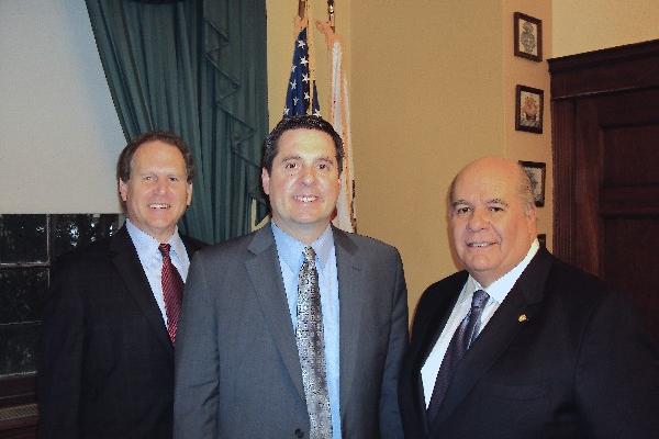 El excongresista de EE. UU.   Díaz–Balart,  junto al diputado  Nunes y el embajador  Ligorría.