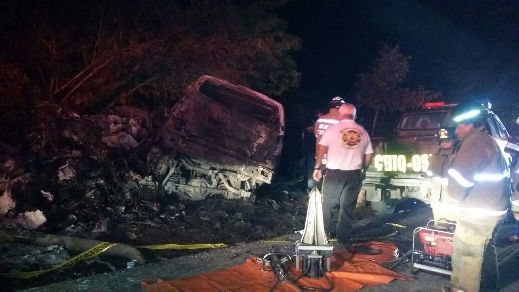 Cuatro personas murieron en un accidente en el km 180, Chiquimula. (Foto Prensa Libre: Mario Morales)