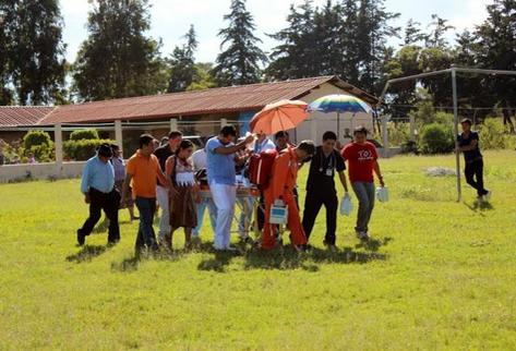 Paramédicos trasladan vía aérea al Juez de Paz de Sacapulas, Miguel Vásquez del Hospital Regional de Quiché al hospital de accidentes del Igss en la capital (Foto Prensa Libre: Oscar Figueroa)