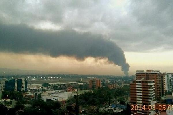 Humo en la ciudad. Lector @juvejuan envió esta imagen vía Twitter, de un sector de la zona 14.
