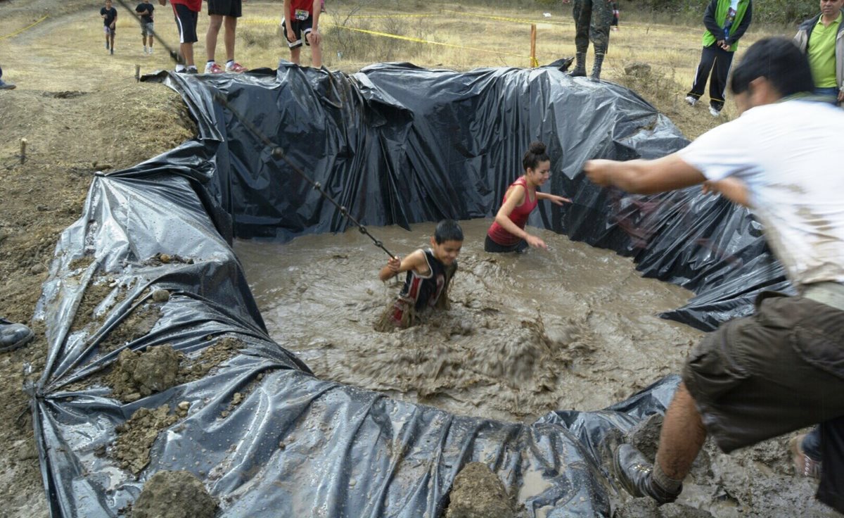 Con un baño de lodo varias personas de Salamá celebran el Día de San Valentín. (Foto Prensa Libre: Carlos Grave)