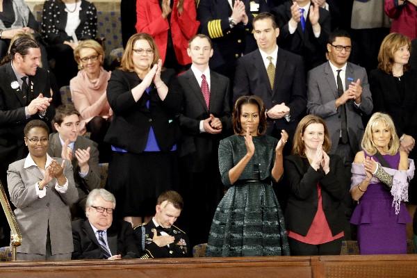 Algunos consideraron que el verde era un guiño para dar buena suerte a su  espso Barack Obama, sólo unas horas después de haber grabado  un vídeo breve para animar a los estadounidenses a estar atentos a su discurso. (Foto Prensa Libre: AP)