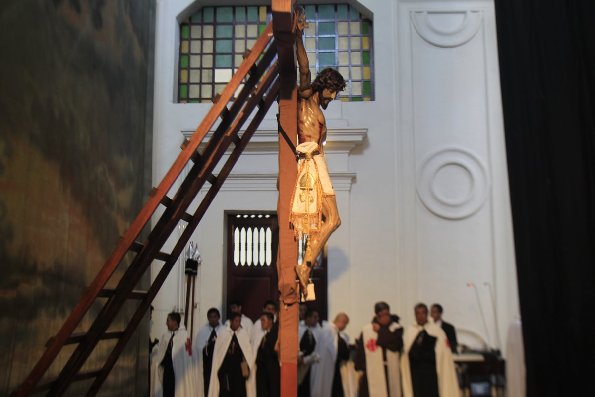 Acto de la crucifixión de la imagen del Señor Sepultado de La Recolección, el viernes santo. (Foto: Hemeroteca PL)
