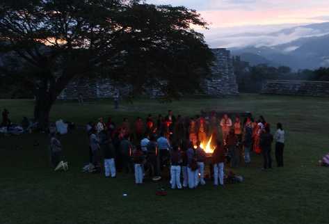 Celebración se inició  la noche del   lunes último con  música de marimba y ceremonia del fuego sagrado, en el  sitio arqueológico Chuwa Nima'ab'aj.
