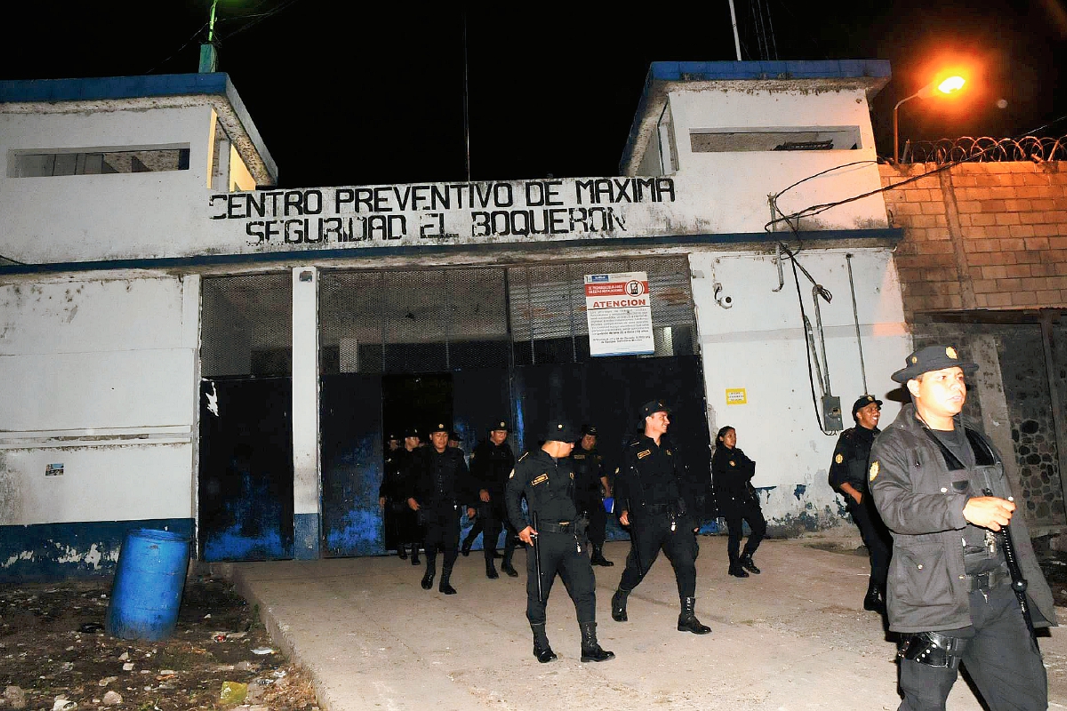Autoridades efectuaron una requisa en la cárcel El Boquerón, Cuilapa, Santa Rosa, luego de fuga de cinco reos de la Granja Penal Canada, en Escuintla. (Foto Prensa Libre: Oswaldo Cardona)