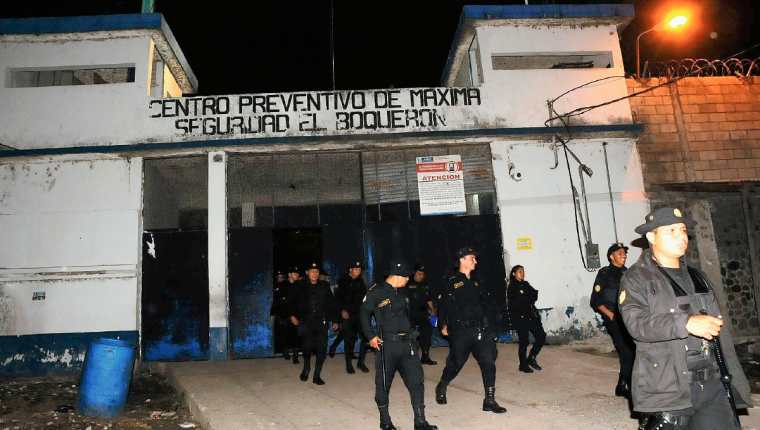 Autoridades efectuaron una requisa en la cárcel El Boquerón, Cuilapa, Santa Rosa, luego de fuga de cinco reos de la Granja Penal Canada, en Escuintla. (Foto Prensa Libre: Oswaldo Cardona)