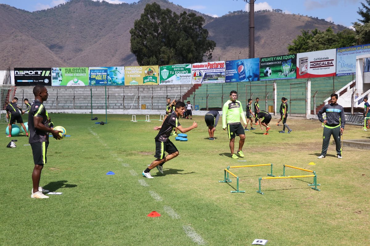 Los jugadores antigüeños visitarán el domingo a Siquinalá, con la misión de recuperar el liderato.  (Foto Prensa Libre: Renato Melgar)