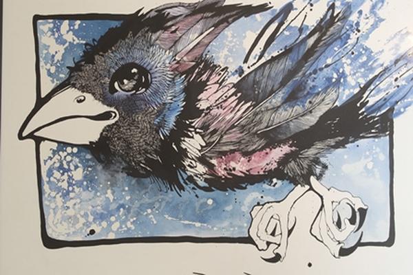 Los pájaros son uno de los temas preferidos de Nathan, como "Daphne en azul" (Foto Prensa Libre: Álvaro Interiano)