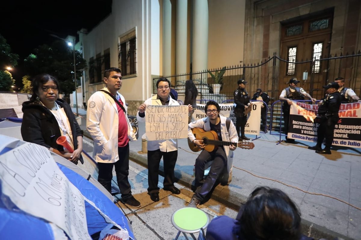 Médicos de la red pública de salud dicen que se mantendrán frente a la Casa Presidencial hasta que los atienda el presidente Jimmy Morales. (Foto Prensa Libre: Juan Diego González)
