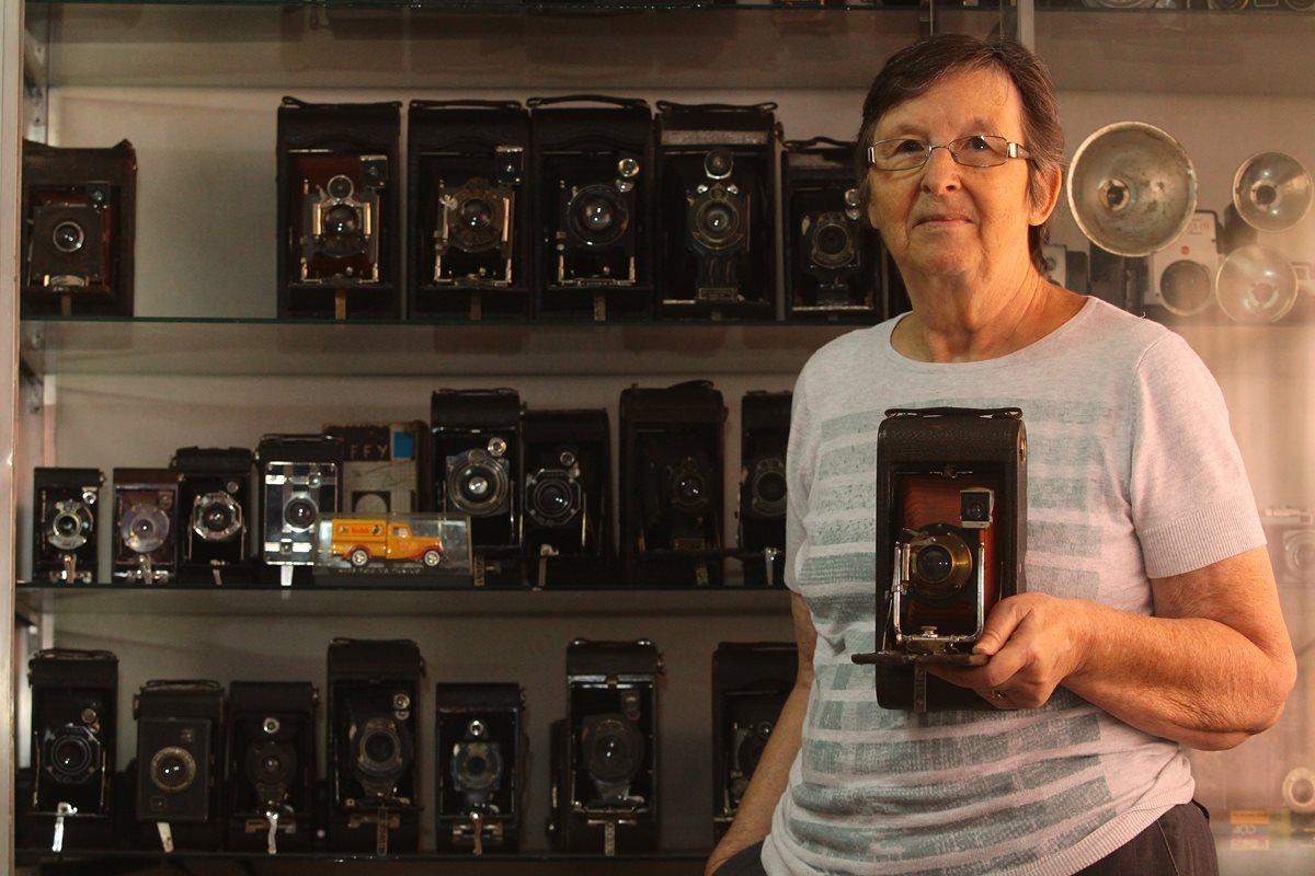 Anna Girerd posa con algunas cámaras de su colección. (Foto Prensa Libre: Álvaro Interiano)