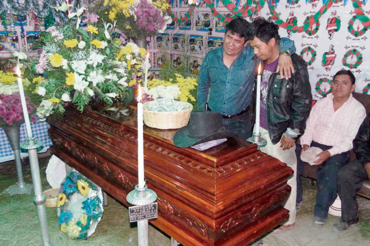 Parientes lloran  en velatorio de Emiliano Noj Cutzal, lanzado de un bus de su propiedad en Tecpán Guatemala, Chimaltenango. (Foto Prensa Libre: José Rosales)