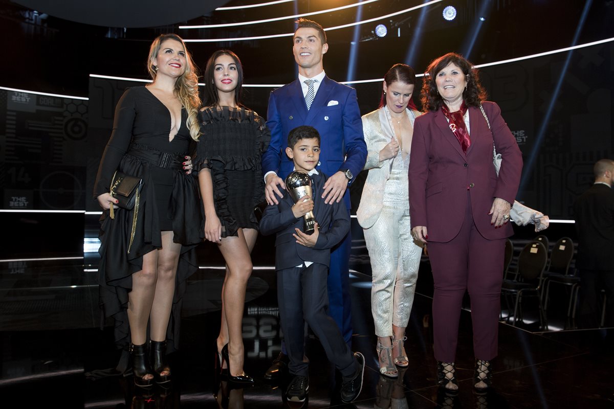 El portugués Cristiano Ronaldo celebró su premio junto a su familia y su novia en Zúrich. (Foto Prensa Libre:EFE)