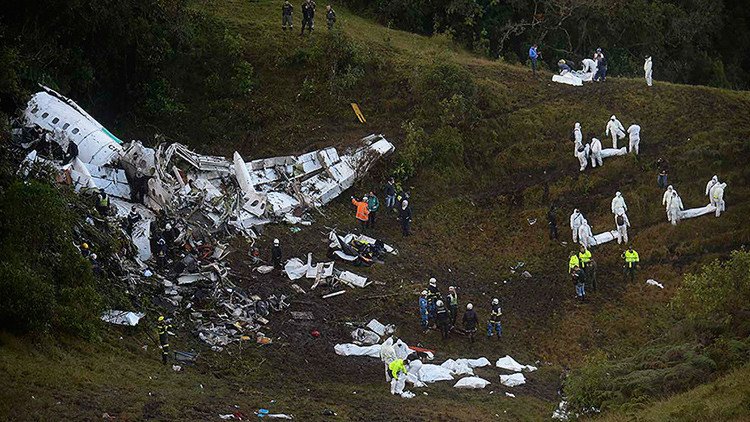El accidente aéreo en el que fallecieron 71 personas, enre ellos futbolistas del Chapecoense, será investigado por una comisión de fiscales. (Foto Prensa Libre: AFP).