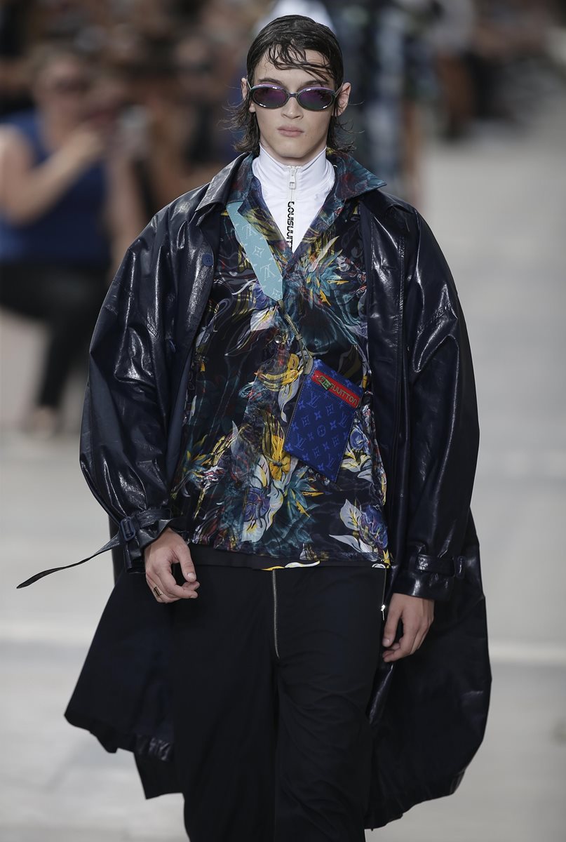 Un modelo desfila con una creación del diseñador Kim Jones para Luis Vuitton para la colección masculina Primavera/Verano 2017 (Foto Prensa Libre:EFE)