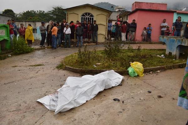 Pobladores observan el cadáver de uno de los dos hombres que fueron linchados en San Ildefonso Ixtahuacán. (Foto Prensa Libre: Mike Castillo)<br _mce_bogus="1"/>