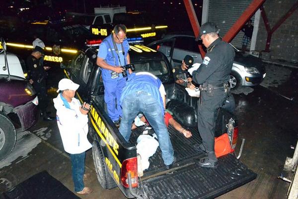 La víctima era trasladada en la palangana de un picop de la PNC. (Foto Prensa Libre: Hugo Oliva)
