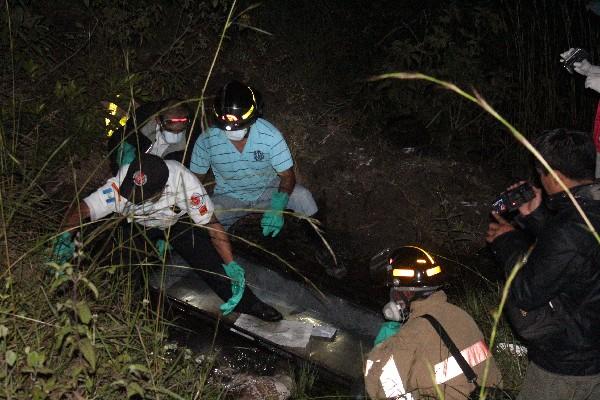 Socorristas  rescatan  cadáver, en Jalapa.