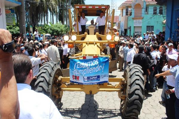 El equipo de gobierno entregó bono seguro e inauguró una carretera en San Antonio Suchitepéquez. (Foto Prensa Libre: Danilo López)