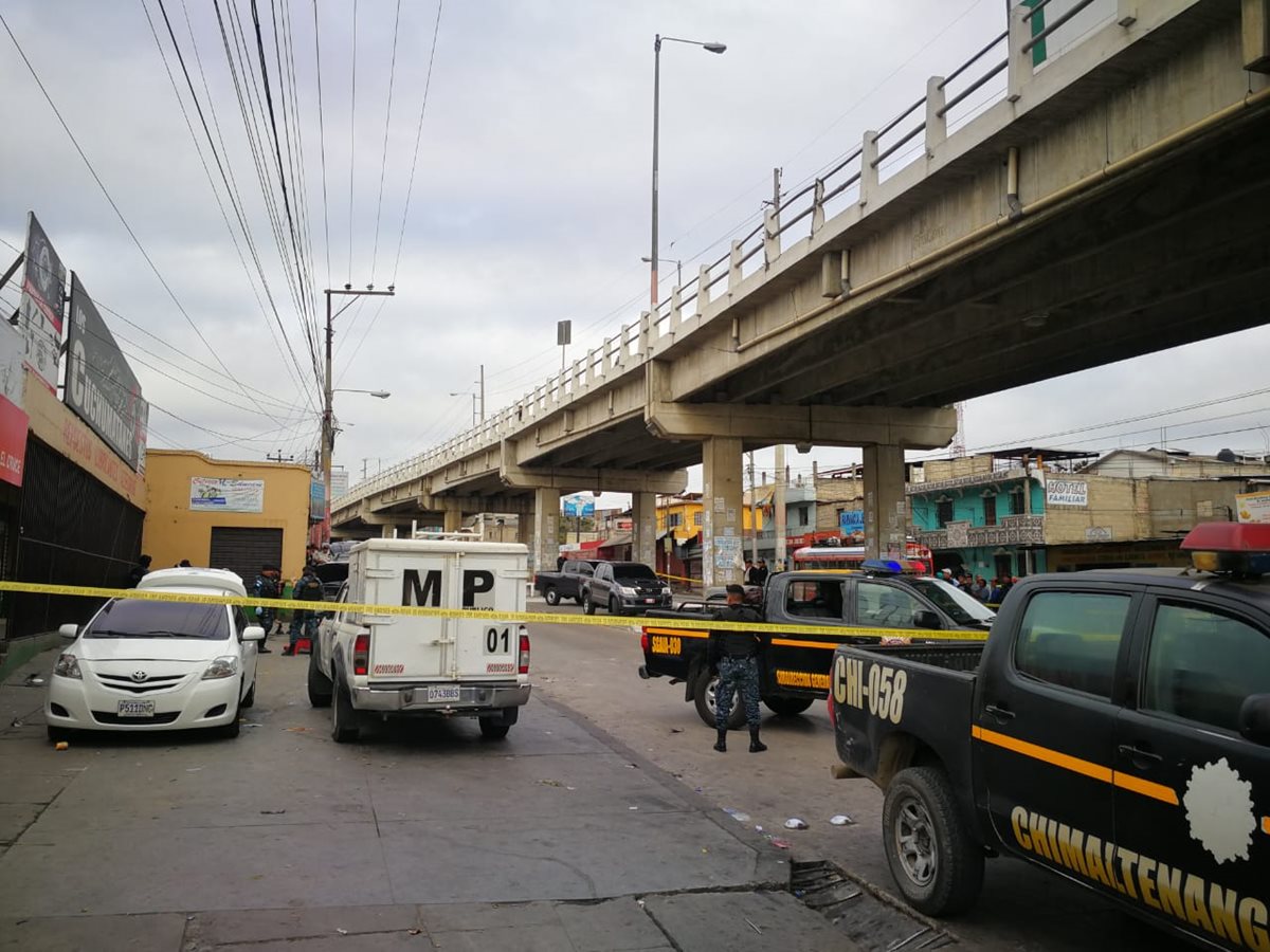 El paso vehicular fue cerrado en el km 54 de la ruta Interamericana, Chimaltenango. (Foto Prensa Libre:)