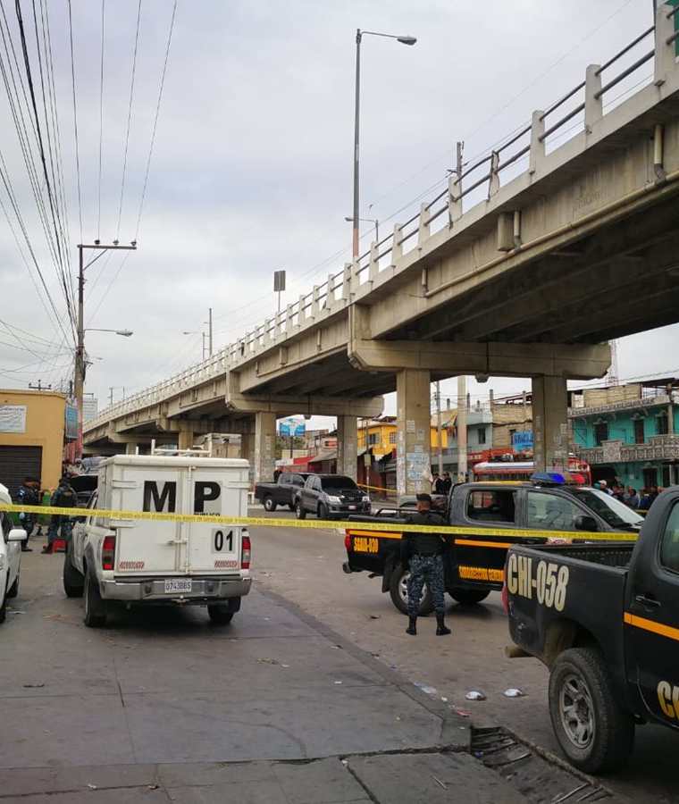 El paso vehicular fue cerrado en el km 54 de la ruta Interamericana, Chimaltenango. (Foto Prensa Libre:)