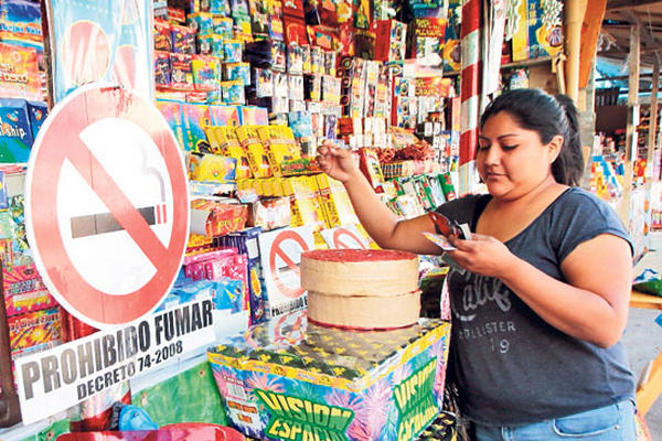 Vendedores esperan que para Navidad aumente la compra de  juegos pirotécnicos.