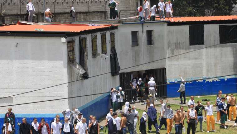El amotinamiento ocurrió desde la madrugada de este lunes, según el reporte policial. (Foto Prensa Libre: Estuardo Paredes)
