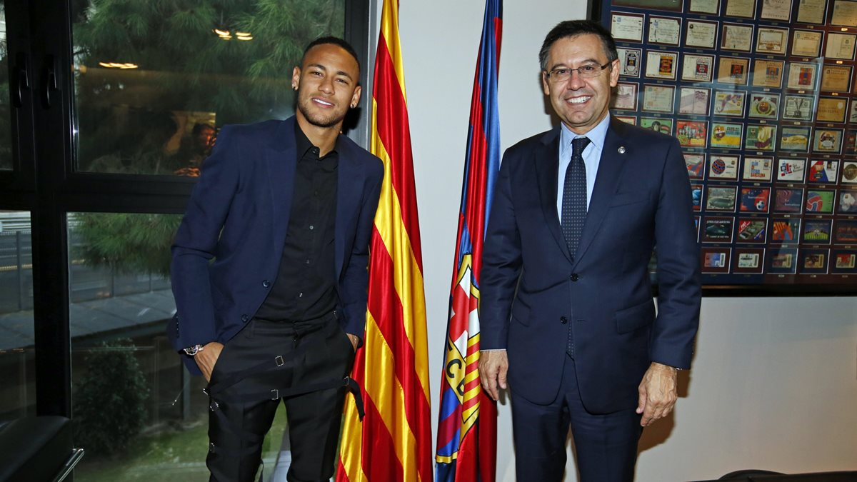 Neymar (izquierda) y Bartomeu, podrían enfrentar a la justicia española. (Foto Prensa Libre: EFE)