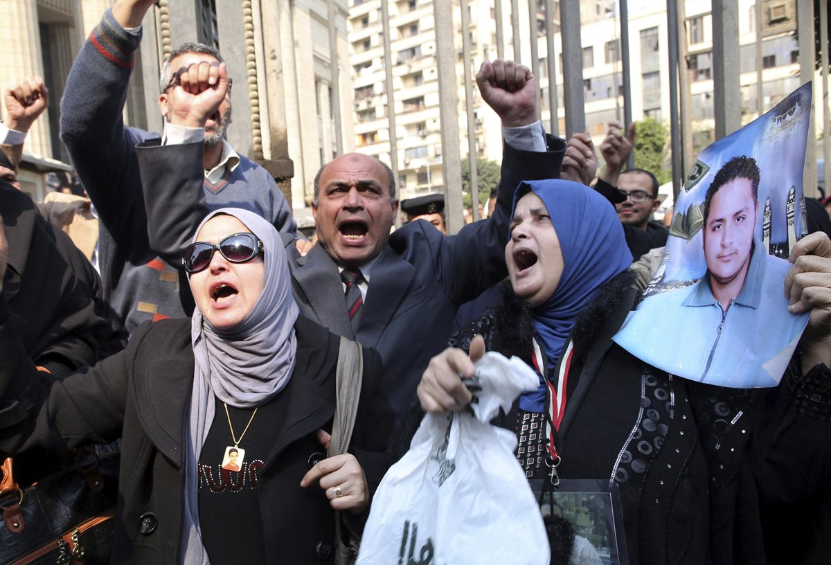 Familiares de las víctimas asesinadas en la masacre del partido de fútbol en Port Said en febrero de 2012, reaccionan ante el Tribubal de el Cairo. (Foto Prensa Libre: EFE)