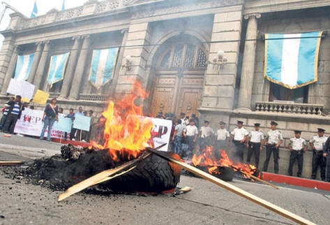 Miembros de  Udep, a quienes se vincula con Líder, queman llantas frente al Congreso, en rechazo a la Ley de Vegetales.