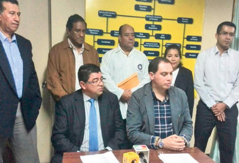 Enrique Monterroso, ministro de Salud —derecha—, junto a Romeo Minera, director del Hospital Nacional de Salud Mental, anuncia mejoras en nosocomio.