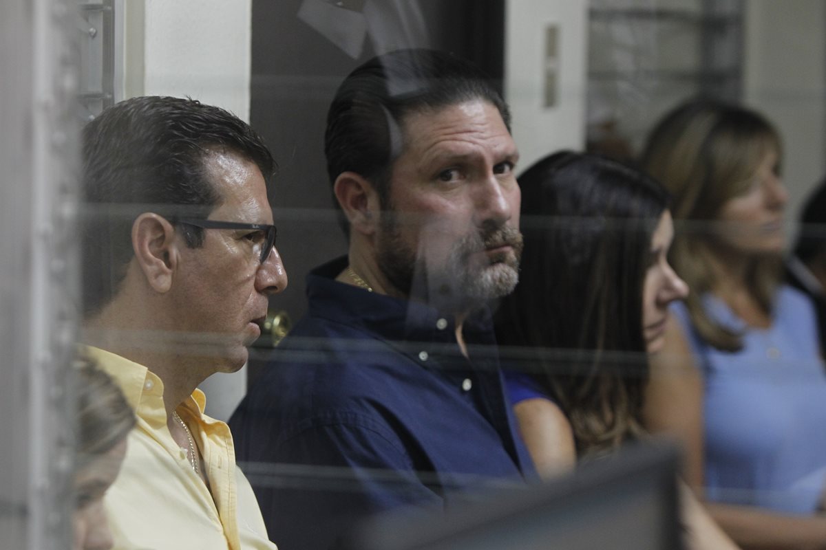 Hermanos Valdés Paiz durante la audiencia de este lunes. Foto Prensa Libre: Paulo Raquec.