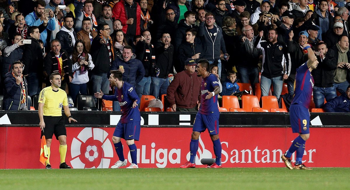 Messi no puede creer que el árbitro ni el línea se dieran cuenta que el balón entró al arco en su totalidad. (Foto Prensa Libre: EFE)