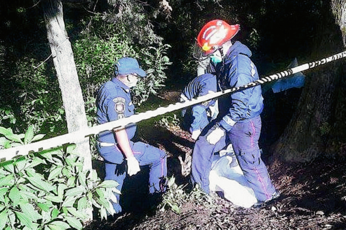 Bomberos Municipales Departamentales rescatan el cadáver de un hombre en un barranco de la aldea La Federación, en la cabecera de San Marcos. (Foto Prensa Libre: Genner Guzmán)