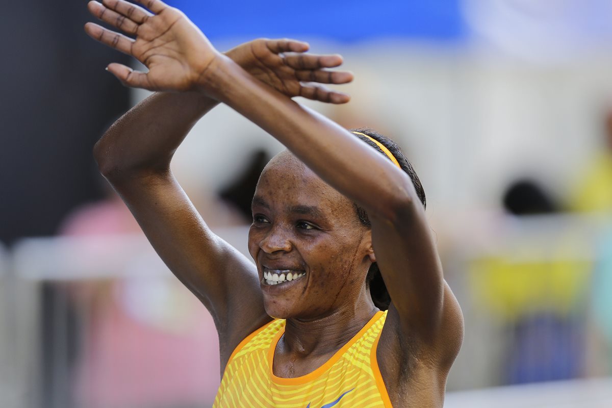 La keniata Jemina Sumgong ganó con nuevo récord la San Silvestre de Sao Paulo. (Foto Prensa Libre: AP).
