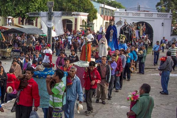 Varias imágenes acompañan a la del Resucitado en calles de Rabinal, Baja Verapaz. (Foto Prensa Libre: Carlos Grave)<br _mce_bogus="1"/>