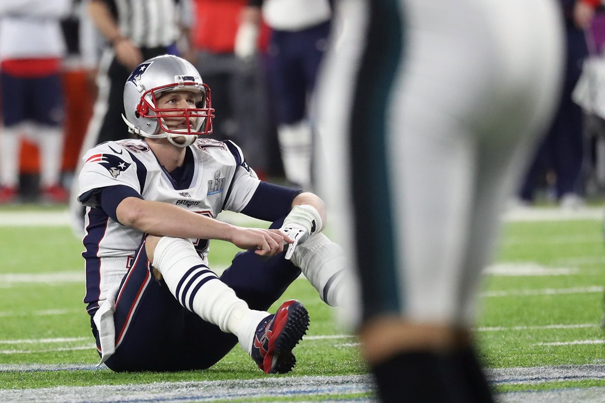 Tom Brady, de los Patriots de New England, se lamenta al final del partido. (Foto Prensa Libre: AFP)