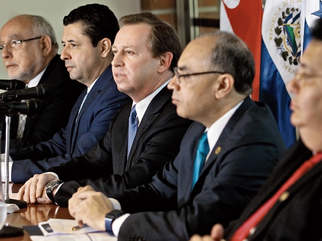 Los ministros del CA-4 se reunieron ayer en Guatemala para oficializar el proceso de adhesión de El Salvador y Nicaragua a la unión aduanera. (Foto Prensa Libre: Álvaro Interiano)