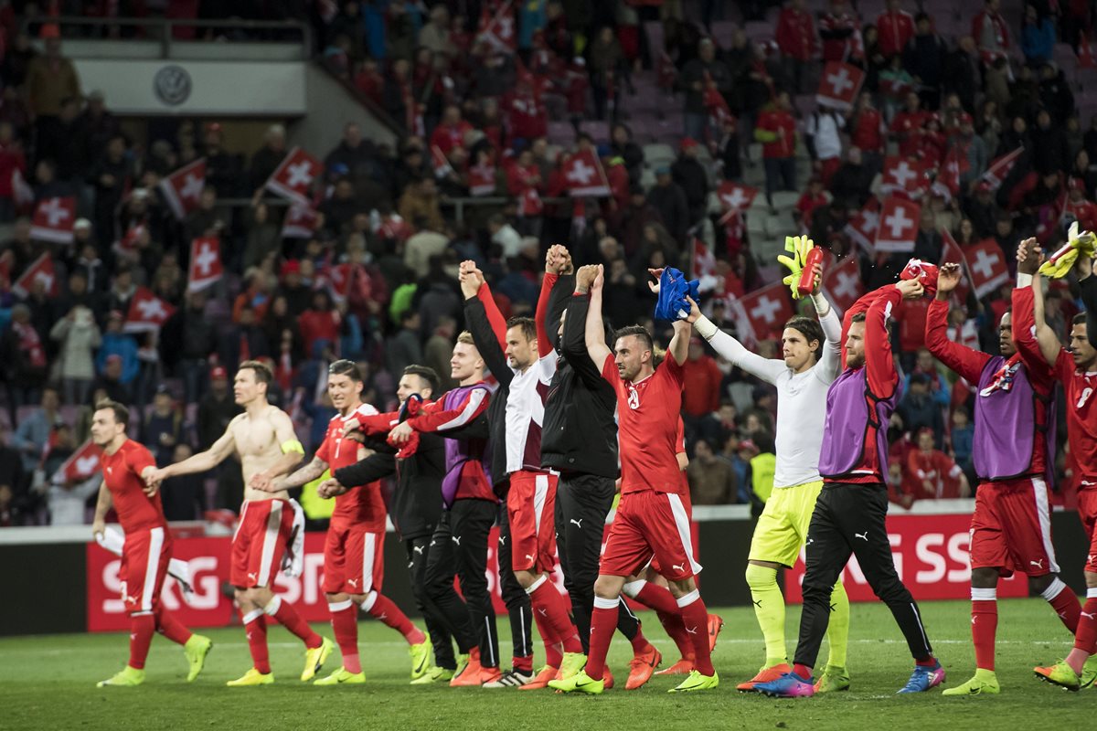 Así celebraron los jugadores suizos el triunfo por la mínima frente a Letonia. (Foto Prensa Libre: EFE)