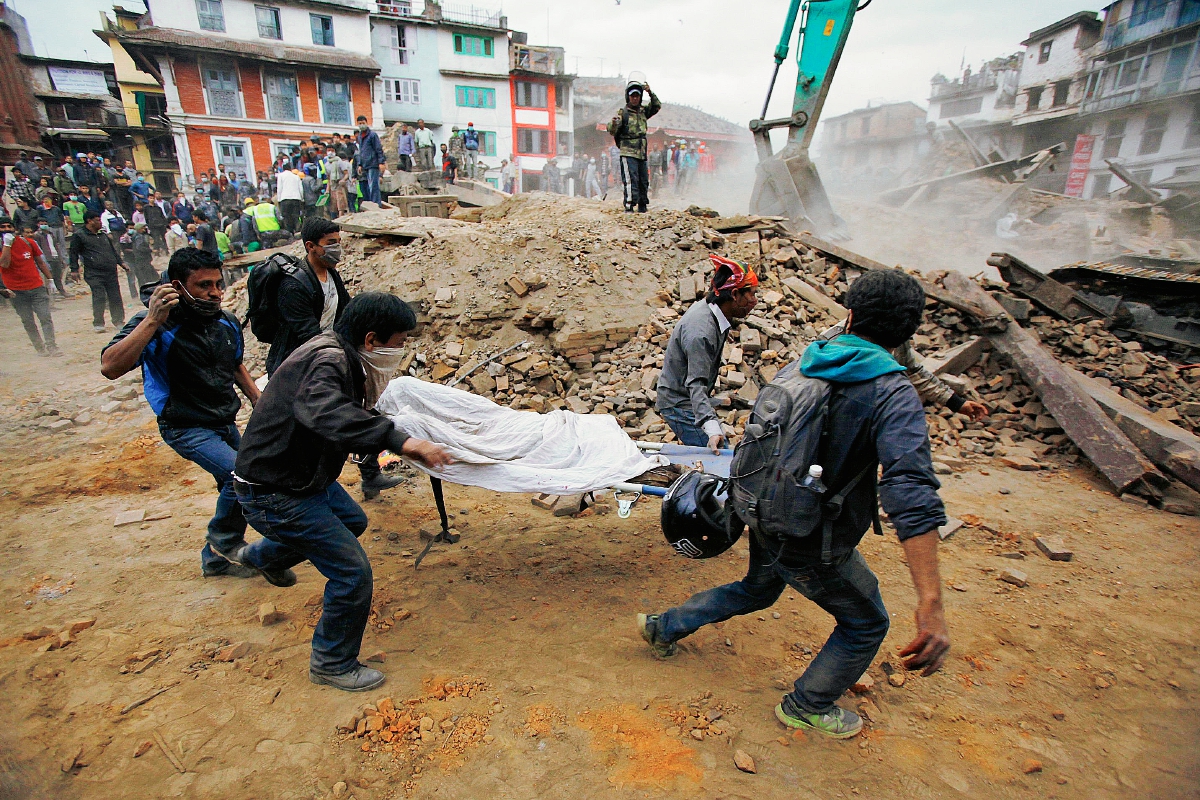 Voluntarios ayudan en el rescate de víctimas del terremoto en Nepal, que dejó mil 400 muertos. (Foto Prensa Libre: AP)